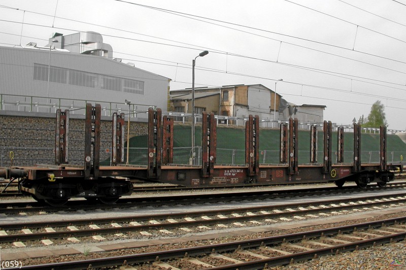 Bahn 059.jpg - Moderner Flachwagen Snps mit Rungen (güterwagen)